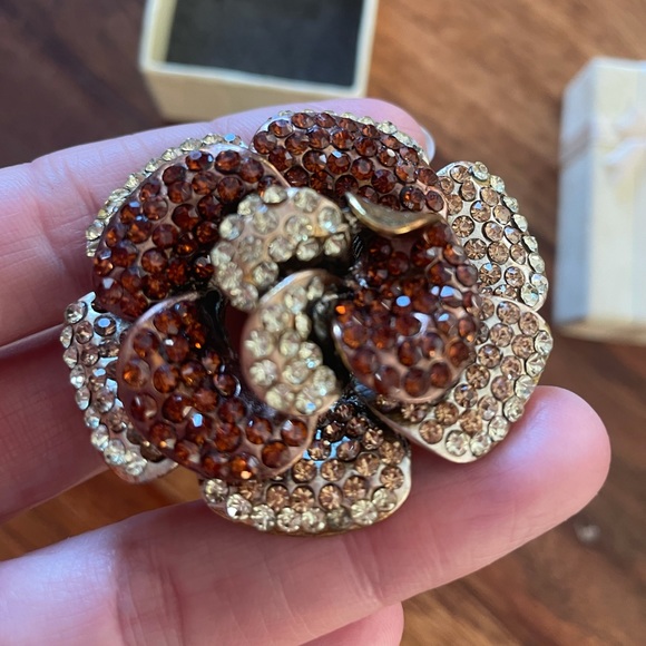 Oversized rhinestone flower cocktail ring - Picture 10 of 11